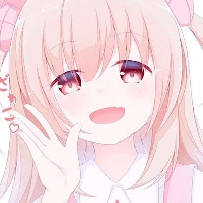 女子踹人前被保安关车门夹腿
